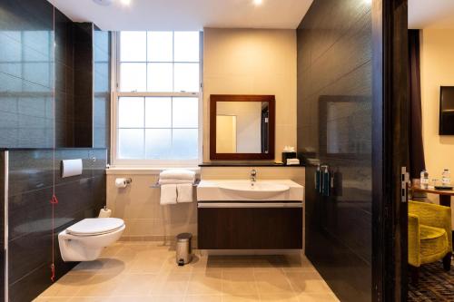 Habitación Doble adaptada para personas de movilidad reducida - 2 camas del hotel Doubletree By Hilton London West End. Foto 5