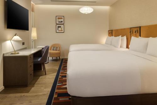 Habitación Premium con cama grande del hotel Doubletree By Hilton London West End. Foto 6