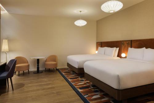 Habitación Premium con cama grande del hotel Doubletree By Hilton London West End. Foto 9