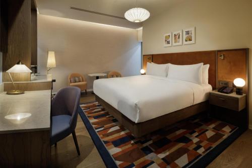 Habitación Deluxe con cama extragrande del hotel Doubletree By Hilton London West End. Foto 4