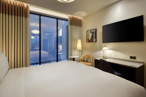 Habitación Deluxe con cama extragrande del hotel Doubletree By Hilton London West End. Foto 5