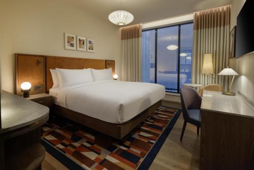 Habitación Deluxe con cama extragrande del hotel Doubletree By Hilton London West End. Foto 7