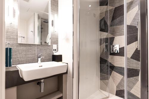 Habitación Deluxe con cama extragrande del hotel Doubletree By Hilton London West End. Foto 8