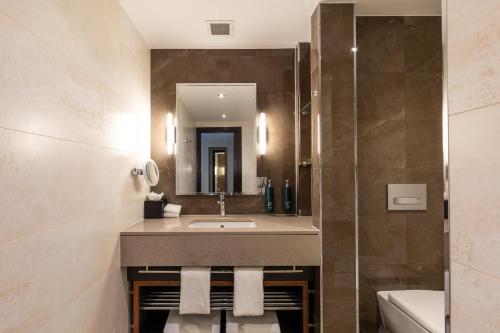 Habitación Premium con cama extragrande del hotel Doubletree By Hilton London West End. Foto 5