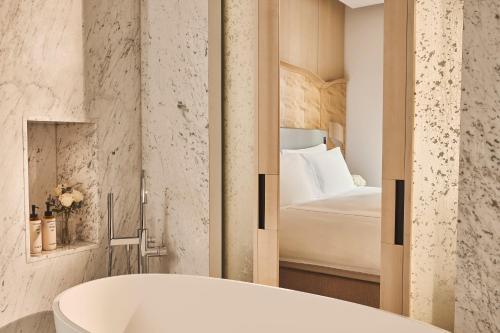Suite Junior Deluxe del hotel The Berkeley. Foto 1