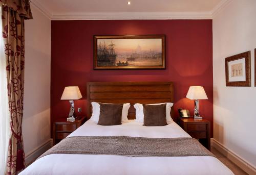 Habitación Deluxe con cama extragrande del hotel The Royal Horseguards, London. Foto 2