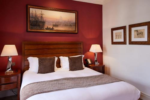 Habitación Deluxe con cama extragrande del hotel The Royal Horseguards, London. Foto 3