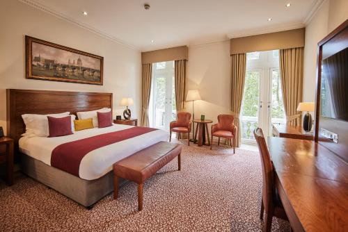 Habitación con cama extragrande y vistas al jardín del hotel The Royal Horseguards, London