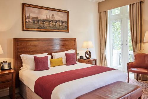 Habitación con cama extragrande y vistas al jardín del hotel The Royal Horseguards, London. Foto 3