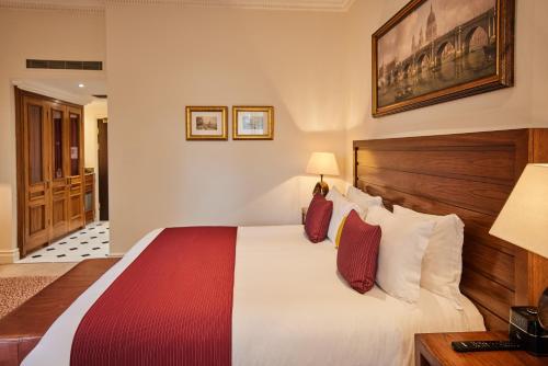 Habitación con cama extragrande y vistas al jardín del hotel The Royal Horseguards, London. Foto 4