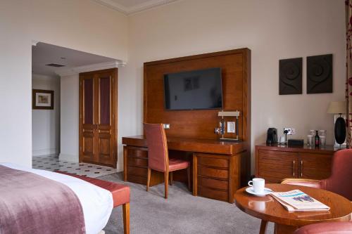 Habitación con 1 cama extragrande y vistas al río del hotel The Royal Horseguards, London. Foto 1