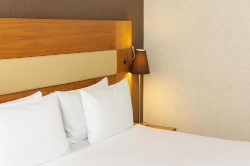 Habitación Doble Deluxe del hotel Hilton London Olympia. Foto 3