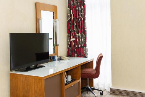 Habitación Doble Deluxe del hotel Hilton London Olympia. Foto 4