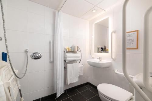 Habitación Doble adaptada para personas de movilidad reducida del hotel Hilton London Olympia. Foto 4