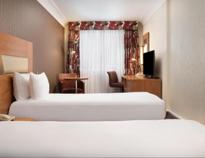 Habitación Doble - 2 camas del hotel Hilton London Olympia. Foto 4