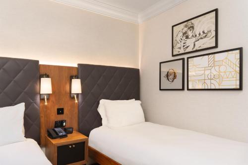 Habitación Doble Premium - 2 camas del hotel Hilton London Olympia. Foto 14