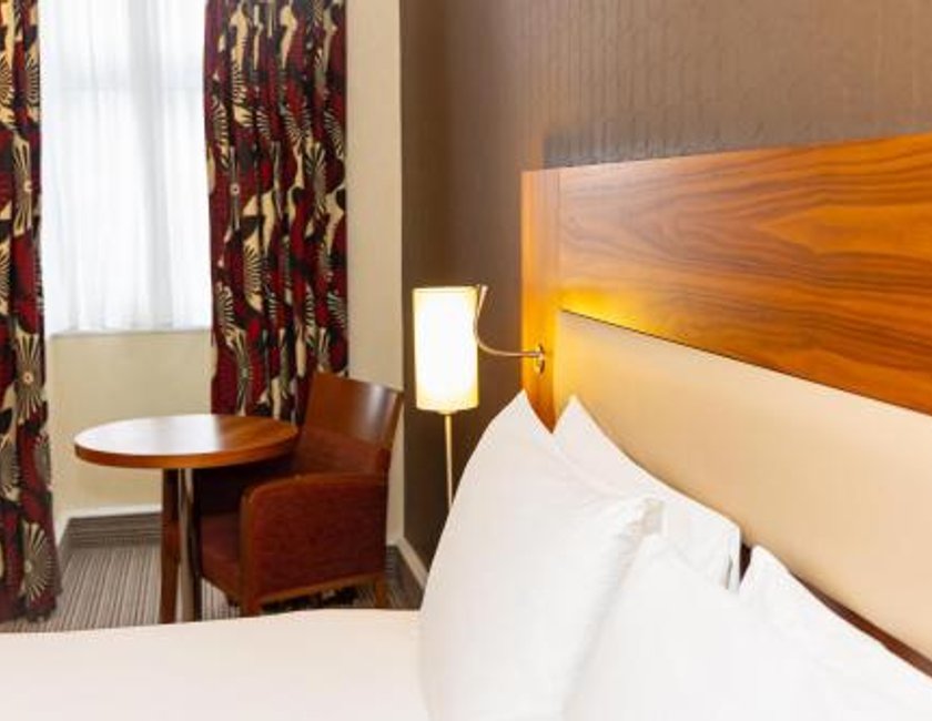 Habitación Doble Deluxe del hotel Hilton London Olympia. Foto 2