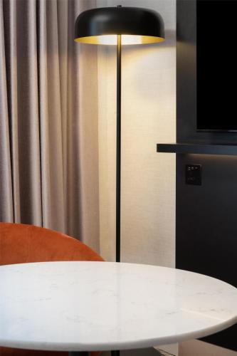 Habitación Doble Premium - 2 camas del hotel Hilton London Olympia. Foto 17