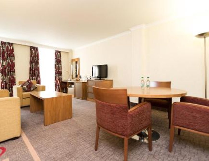 Suite de 1 dormitorio - 1 cama extragrande del hotel Hilton London Olympia. Foto 1