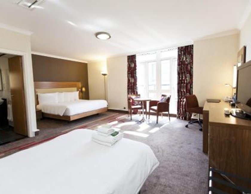 Habitación Familiar con sofá cama del hotel Hilton London Olympia. Foto 3