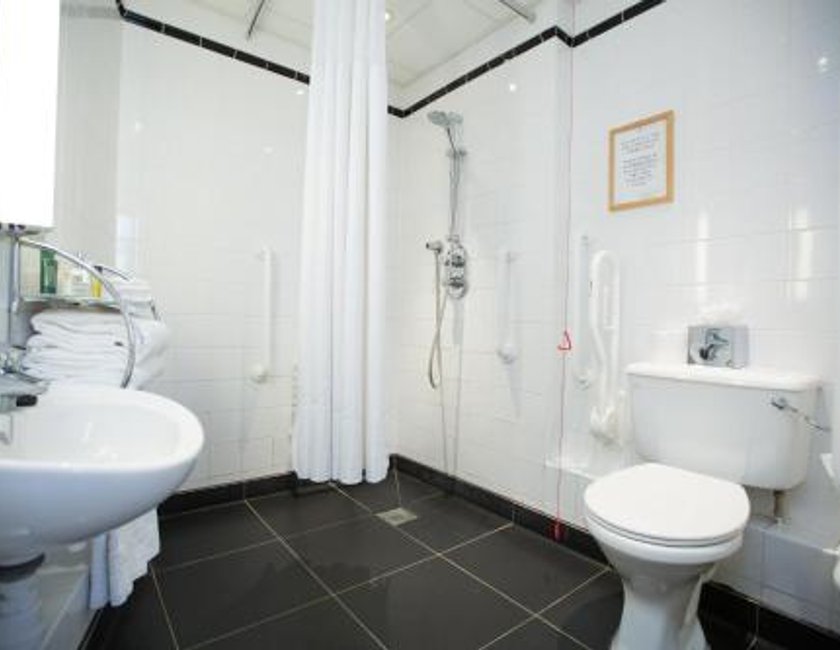 Habitación Doble adaptada para personas de movilidad reducida del hotel Hilton London Olympia. Foto 2