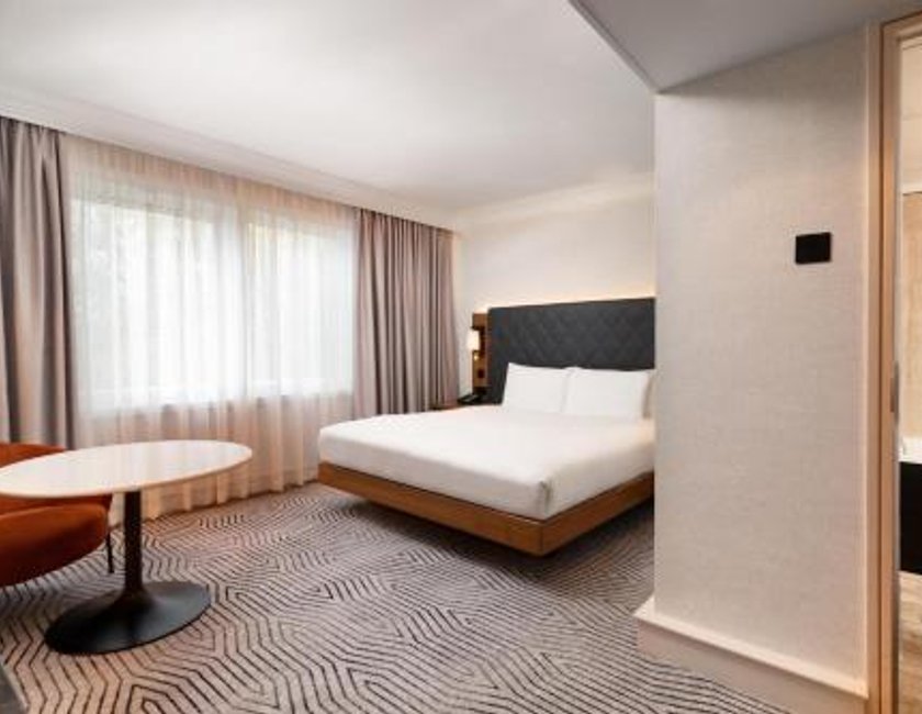 Habitación Premium con cama extragrande del hotel Hilton London Olympia. Foto 1