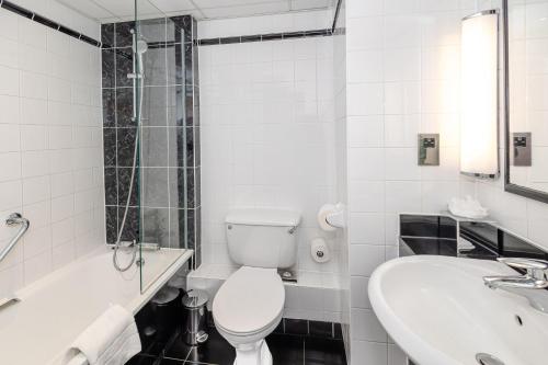 Habitación Doble Deluxe del hotel Hilton London Olympia. Foto 11