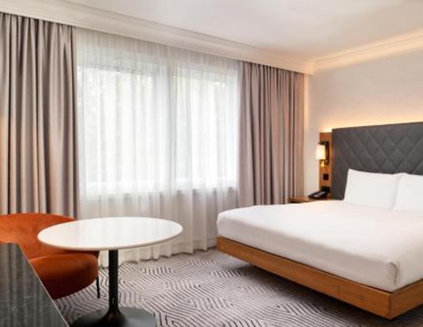 Habitación Premium con cama extragrande del hotel Hilton London Olympia. Foto 2