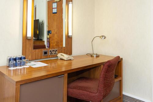 Habitación Familiar con sofá cama del hotel Hilton London Olympia. Foto 5