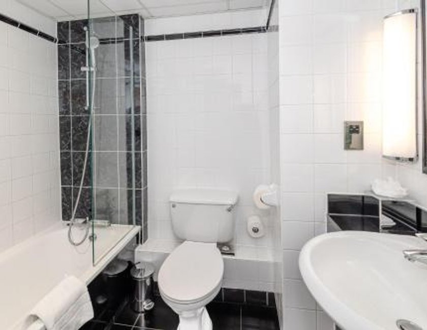 Habitación Hilton con cama extragrande y sofá cama del hotel Hilton London Olympia