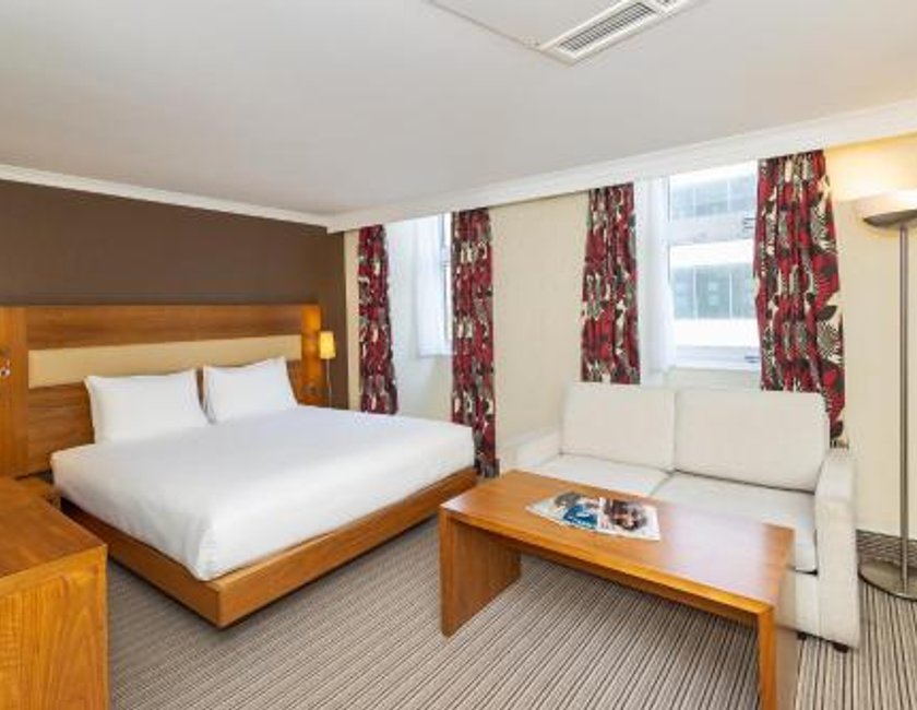 Habitación Hilton con cama extragrande y sofá cama del hotel Hilton London Olympia. Foto 2