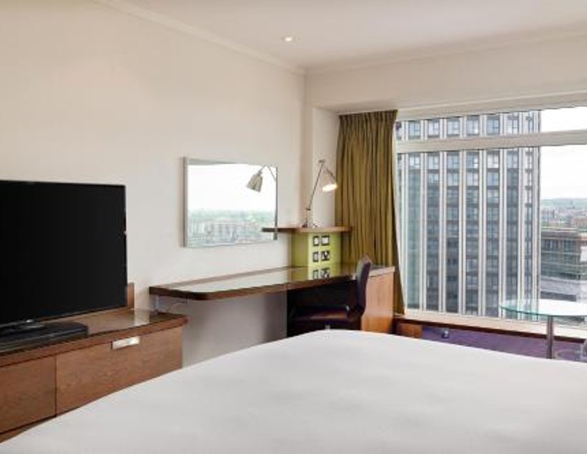 Habitación Superior con cama extragrande del hotel Hilton London Metropole. Foto 1