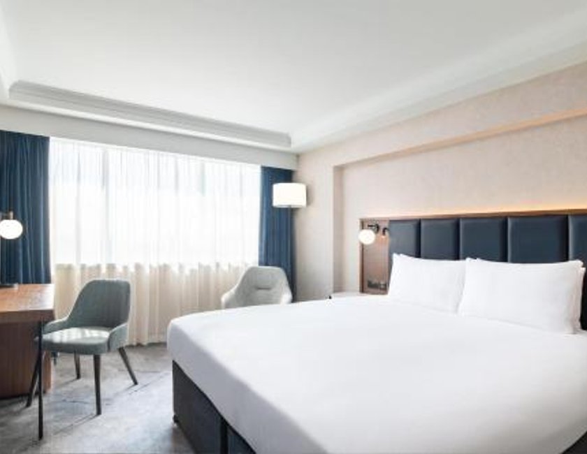 Habitación Deluxe con cama extragrande del hotel Hilton London Metropole. Foto 3