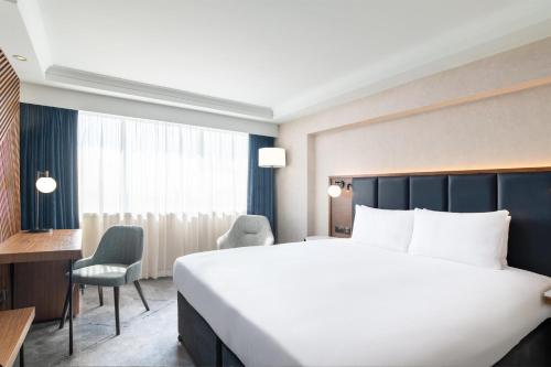 Habitación con cama extragrande del hotel Hilton London Metropole. Foto 2