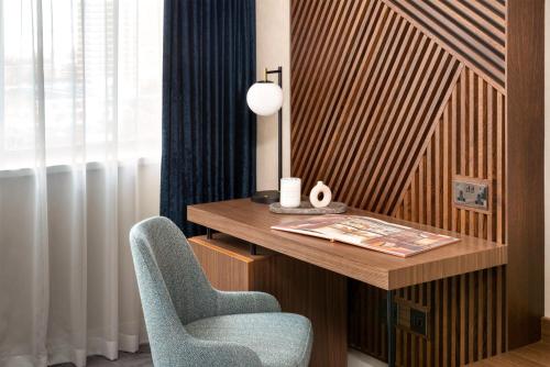 Habitación con cama extragrande del hotel Hilton London Metropole. Foto 4