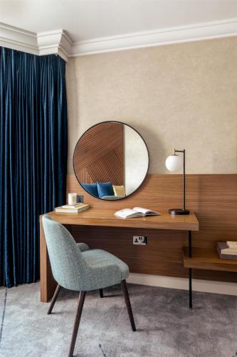 Habitación Executive con cama extragrande del hotel Hilton London Metropole. Foto 1