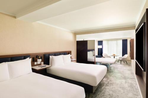 Habitación Familiar con 2 camas grandes y sofá cama del hotel Hilton London Metropole