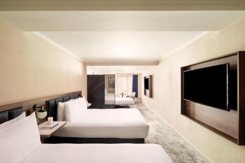 Habitación Familiar con 2 camas grandes y sofá cama del hotel Hilton London Metropole. Foto 1