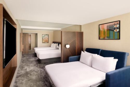 Habitación Familiar con 2 camas grandes y sofá cama del hotel Hilton London Metropole. Foto 2