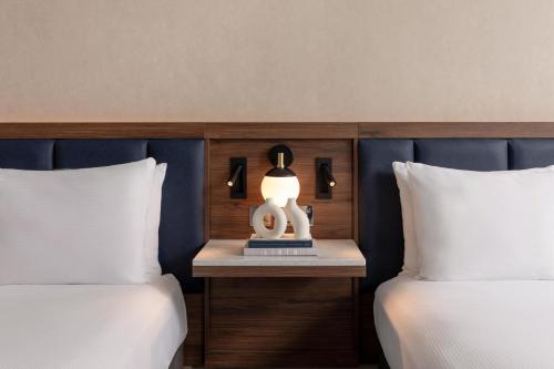 Habitación Familiar con 2 camas grandes del hotel Hilton London Metropole. Foto 1