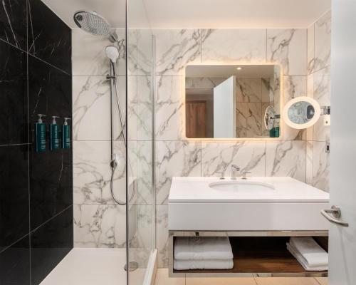 Habitación Familiar con 2 camas grandes del hotel Hilton London Metropole. Foto 3