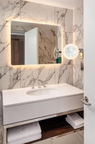 Habitación Premium con cama extragrande del hotel Hilton London Metropole. Foto 1