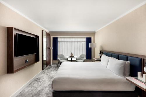 Habitación Premium con cama extragrande del hotel Hilton London Metropole. Foto 3