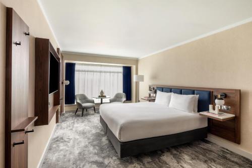 Habitación Premium con cama extragrande del hotel Hilton London Metropole. Foto 4