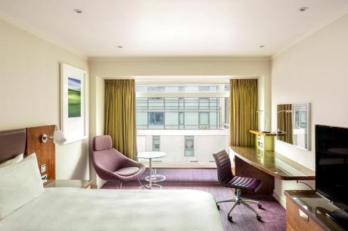 Habitación Superior con cama extragrande del hotel Hilton London Metropole. Foto 3