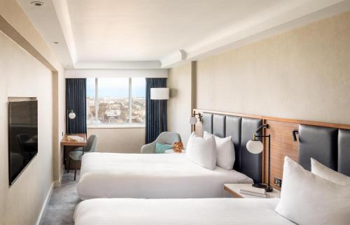 Habitaciones Comunicadas - 1 cama extragrande y 2 camas del hotel Hilton London Metropole. Foto 2