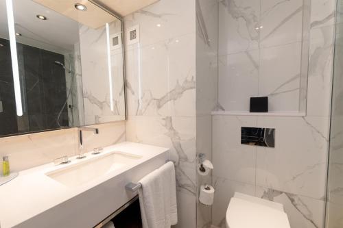 Habitaciones Comunicadas - 1 cama extragrande y 2 camas del hotel Hilton London Metropole. Foto 3