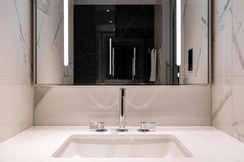 Habitación Deluxe con cama extragrande del hotel Hilton London Metropole