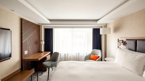 Habitación Deluxe con cama extragrande del hotel Hilton London Metropole. Foto 5