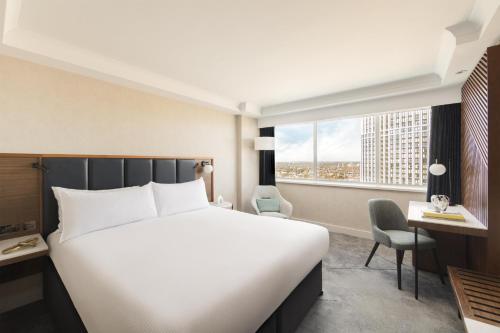 Habitación Executive en la planta superior - Cama extragrande del hotel Hilton London Metropole
